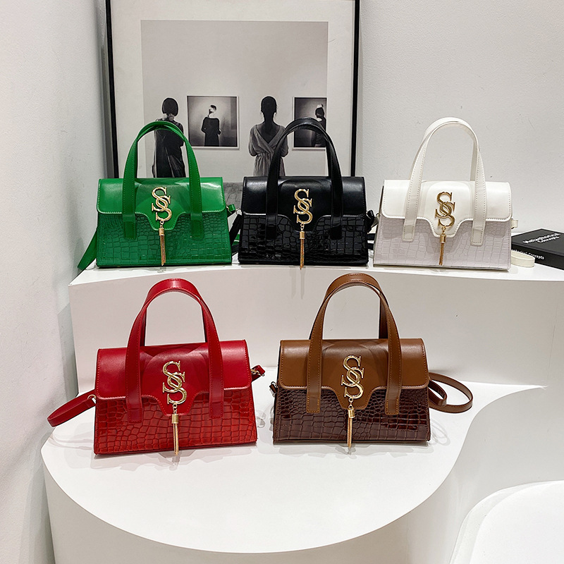 Bolso de borla con letras con patrón de cocodrilo de nicho 2024 nueva costura de moda estilo occidental simple y elegante bolso de hombro femenino