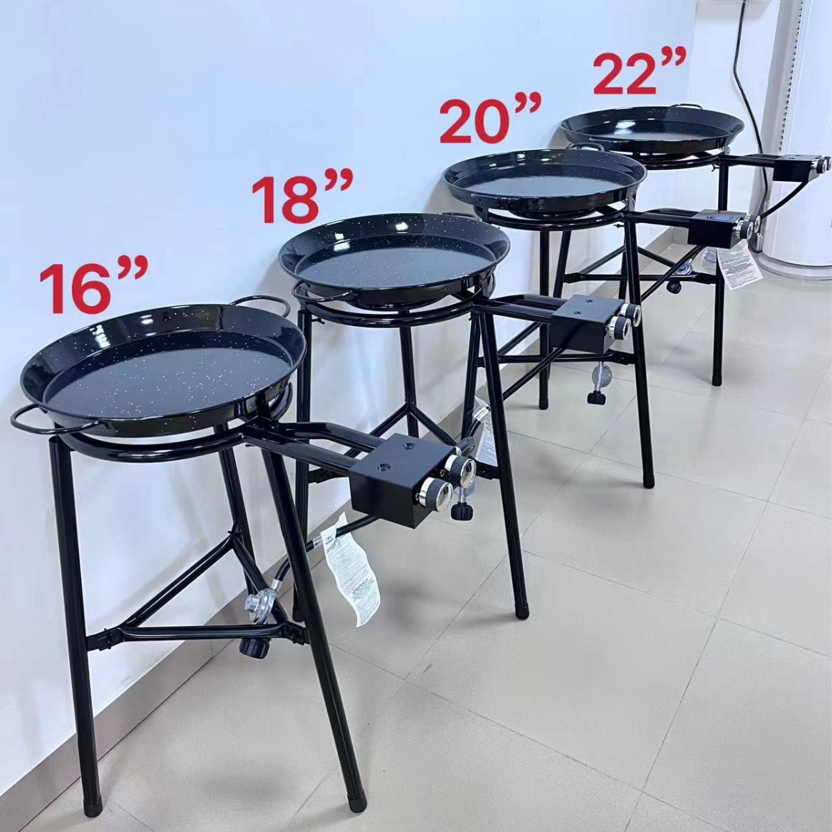 El conjunto incluye panflet de mariscos, quemador y trípode, ideal para el aire libre, acampar y picnic