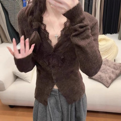 デザイン感のあるセーターのフランスvネックレースは底のシャツの女性の秋冬のニットのカーディガンの気質の修身の上着をつなぎ合わせます。