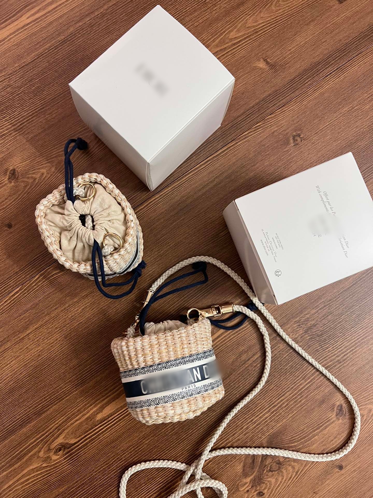 2024 New Style Rattan Mini Bucket Bag for Women, Niche Design Drawstring Crossbody Bag, High-End Versatile Straw Bag