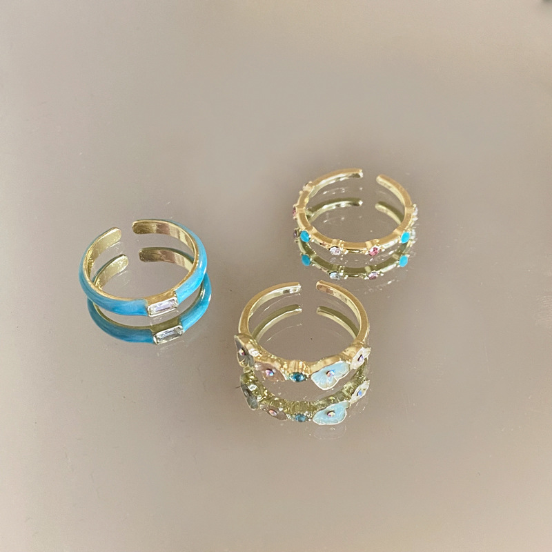 Bague plaquée or véritable, ornée d'une goutte d'huile et d'un zircon en forme de fleur, à niche ouverte pour l'index. Un style raffiné et élégant._voghion.com