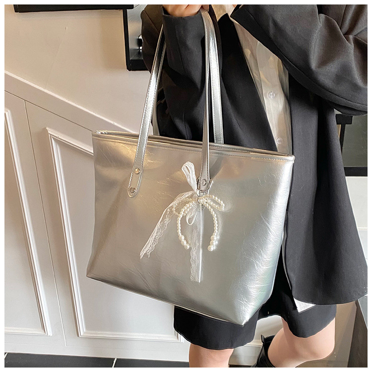 The 2025 summer new stylish and simple tote bag is a casual and trendy large-capacity tote bag with a niche design for women undefined