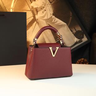 2025Ůб������e��ƤܛƤ����ˮͰ���r��������ٴ�s�μ��Ů