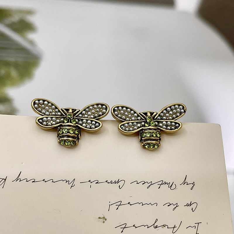Retro fashionable elegant cute earrings from pearl