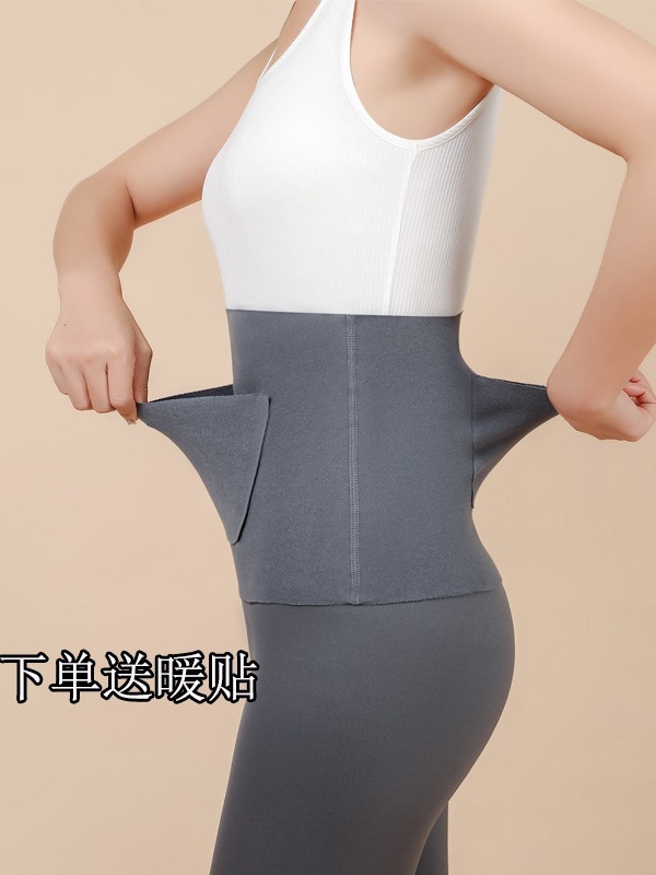 ポケット付きのベルト付きの女性はお腹を温めて胃を温めます。|undefined
