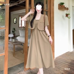 大きいサイズの女装の夏の新型のファッションのデザイン感の半袖の百合の小さいコートはやせているガーターのワンピースの2セットを現します。