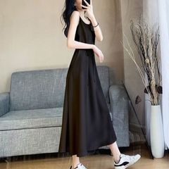 黒いストラップのa字のスカートのワンピースの新型の女性の四季の長いモデルの気質はやせています。