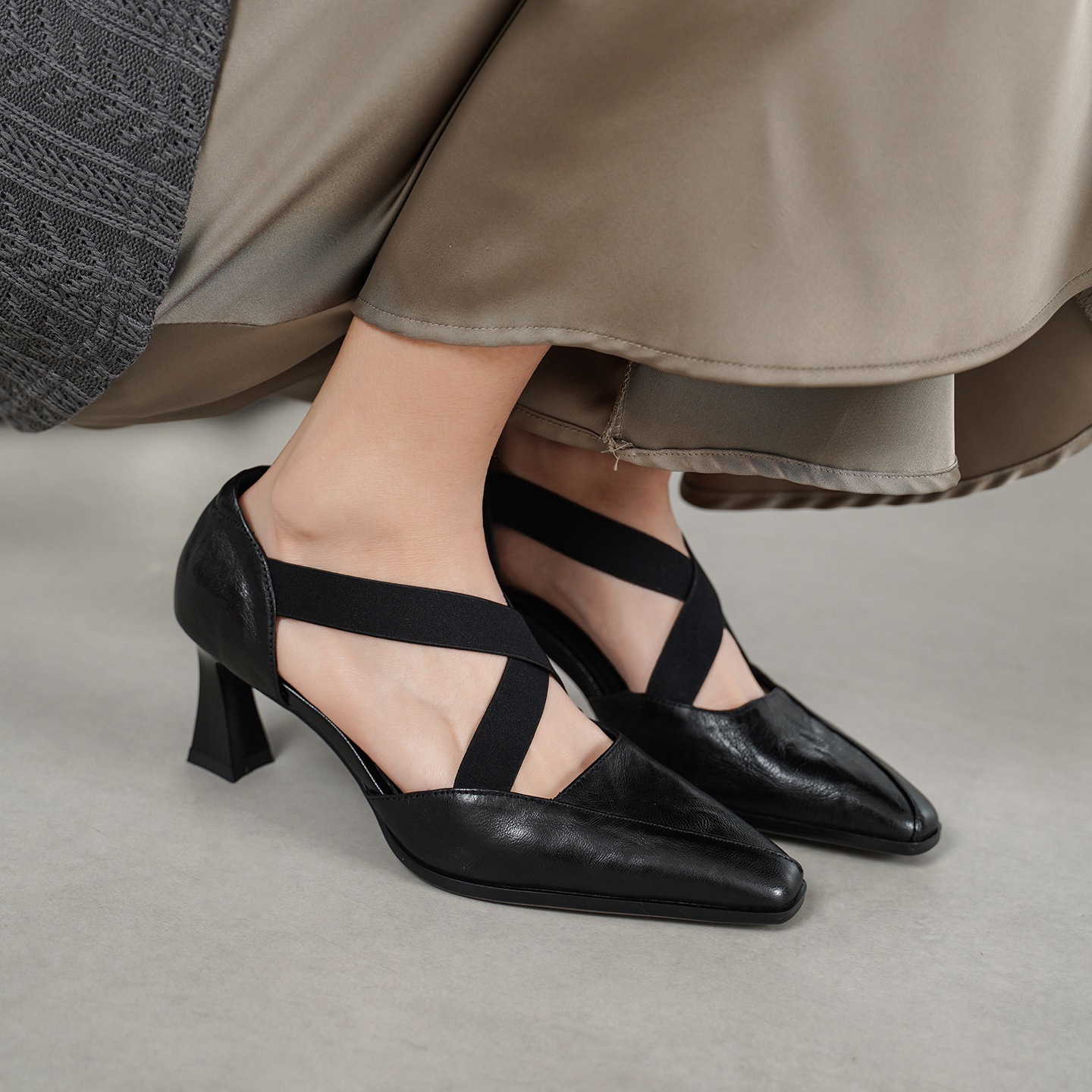 Sandal cao gót nữ da cừu mũi trùm cổ điển, gót vuông ổn định, quai thun co giãn — đen