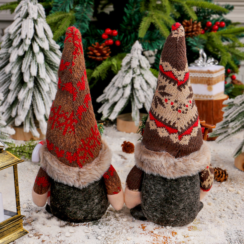 新しいクリスマスニットの雪の尖った帽子のぬいぐるみの置物のアイデアは松葉杖を抱いています。|undefined