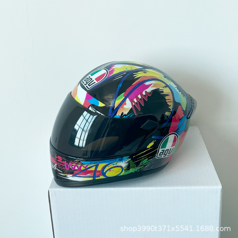 Motocicleta oso casco muñeca tensión oso gato afortunado motocicleta cola caja asiento trasero decoración modelo casco pequeño