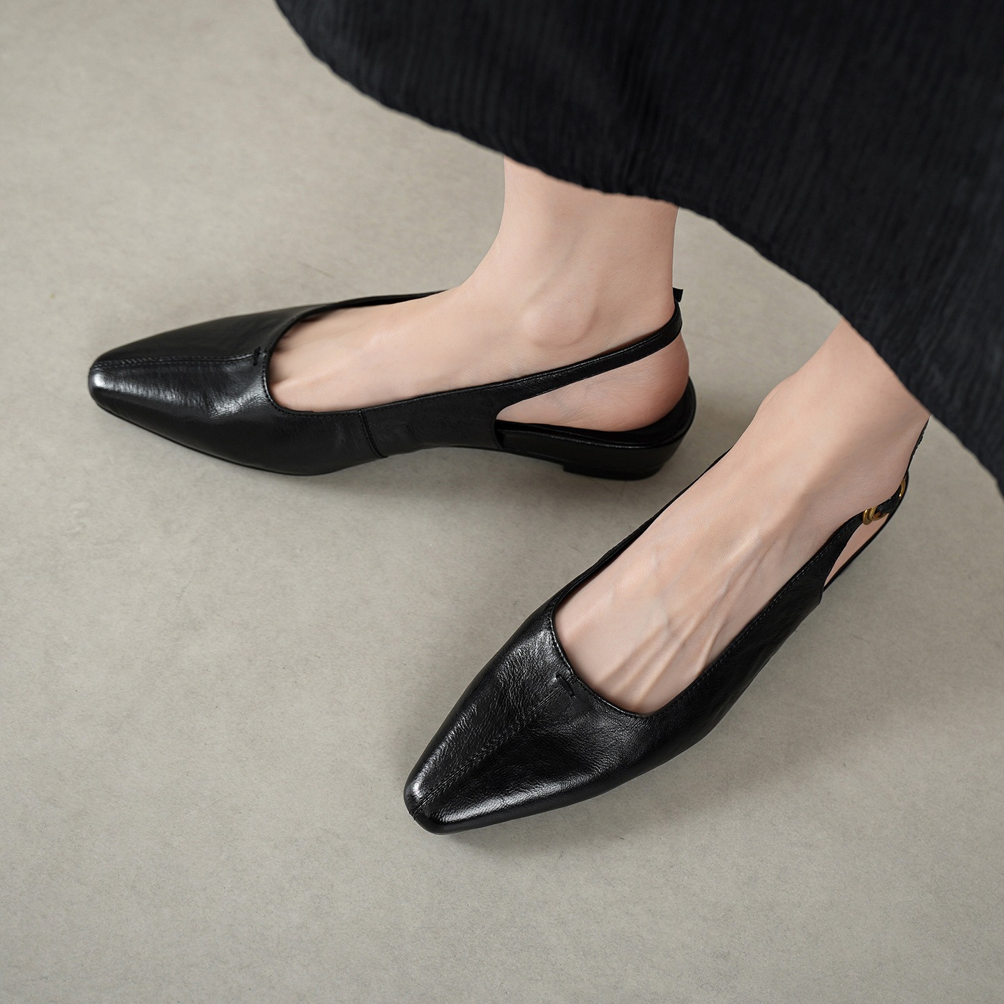 Sandal nữ da cừu mũi nhọn quai chữ V đế bệt — màu nâu