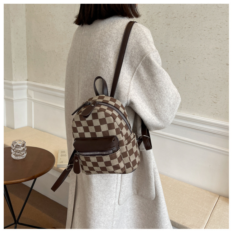 2021 New Fashion Checkerboard Backpack Autumn And Winter Texture Backpack display picture 7