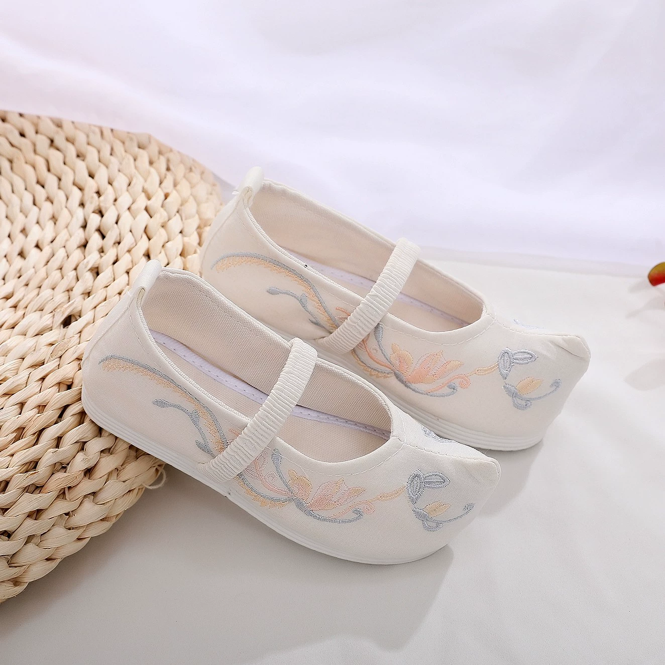 H детские элегантные вышитые кожаные туфли Cloth Shoes Национальный стиль Теленовая подошва усиленная квадратная танцевальная женская одиночная обувь