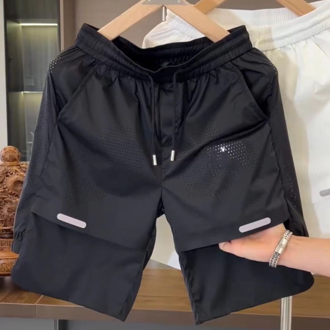 Pantalones cortos de manga corta de secado rápido de seda de hielo de secado rápido perforados de estilo fino de verano Traje de ocio deportivo de moda de lujo ligero para hombre de dos piezas