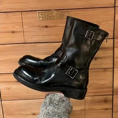 ブドウのお母さんは同じタイプの流行の双ボタンを持っています。