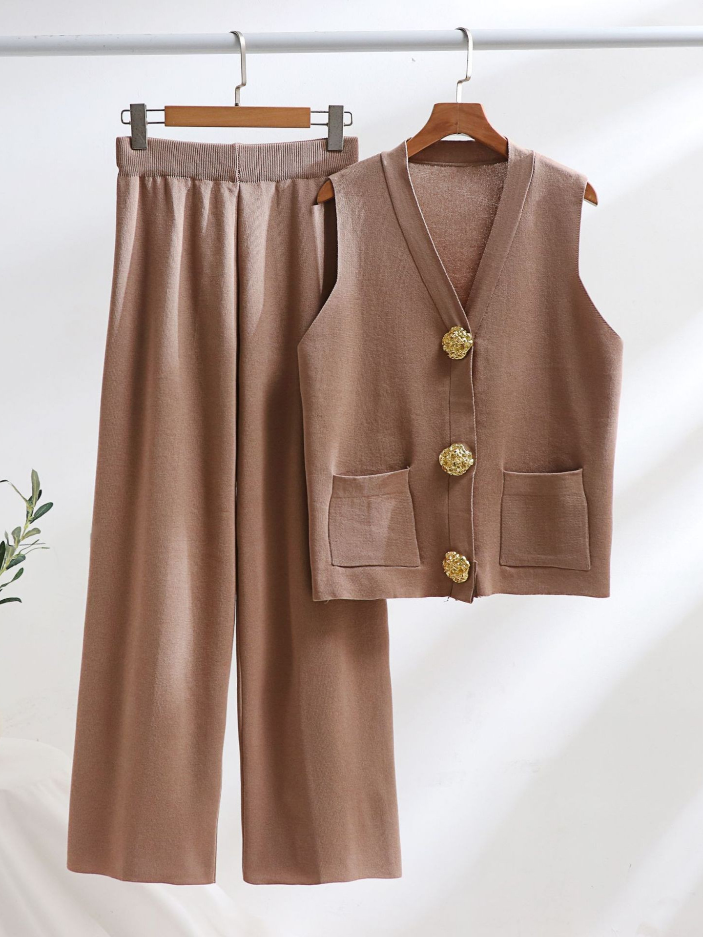 summer golden knitted vest for leisure
