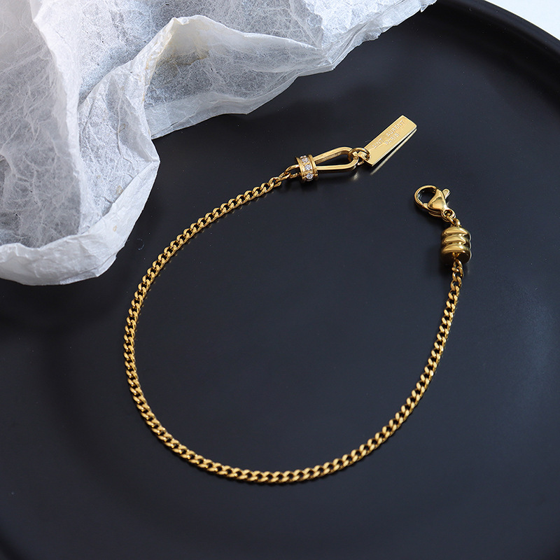 韓系はジルコンをはめ込んで字の方のブランドのペンダントのブレスレットを彫ります。