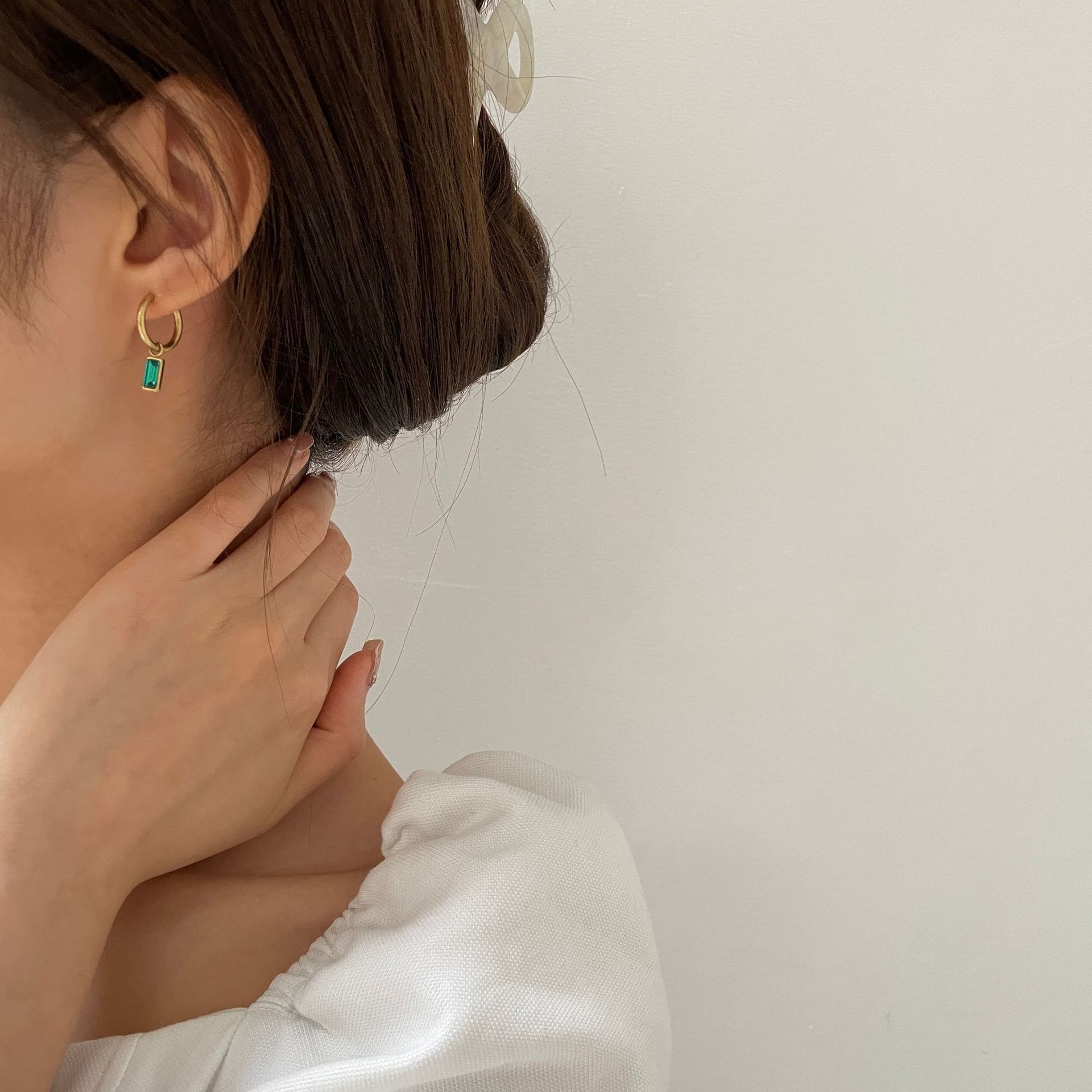 Venta caliente transfronteriza europea y americana Tendencia de acero de titanio Pendientes de circonita de esmeralda Moda femenina Juego de hebillas de oreja de temperamento retro geométrico