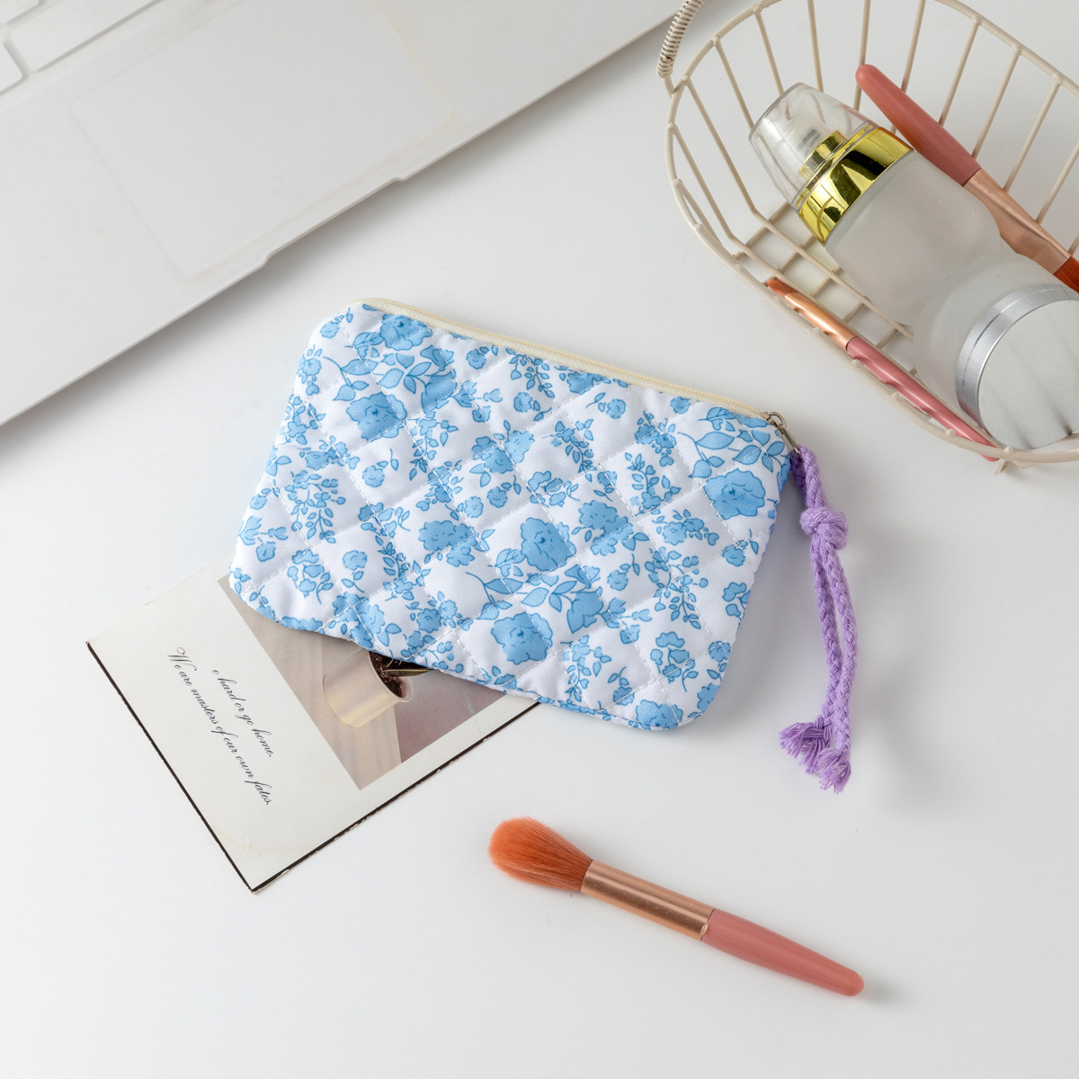 흰색 바탕에 난초