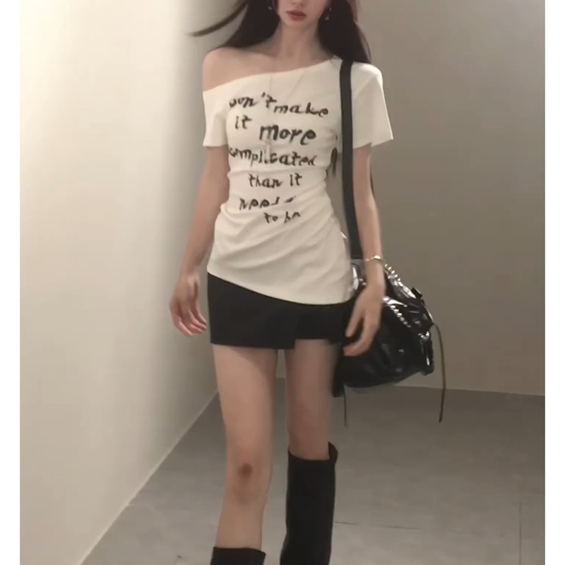 Letter Printed Slanted Shoulder Short-Sleeved T-Shirt for Women in Summer White Design Sexy Style Waist Slimming Look Asymmetrical Top