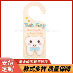 木製の工芸品はホテルのドアの取っ手を掛けます。子供の歯仙はドアの取っ手を掛けます。