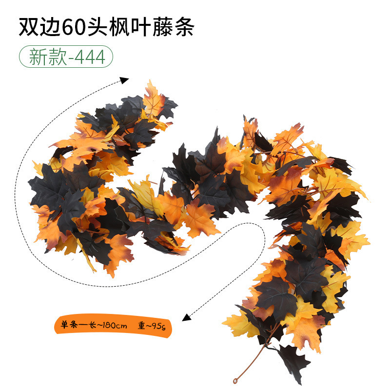 秋の装飾はカエデの葉の藤の条のハロウィンをシミュレーションします。|undefined