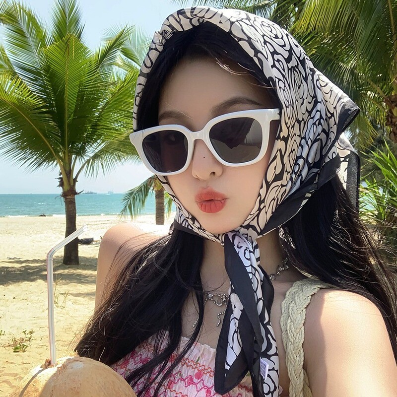 小さな正方形の薄い模擬シルクスカーフ女性のための春と夏の多用途プロフェッショナルウェアアクセサリースカーフ気質シルクスカーフヘッドバンド|undefined