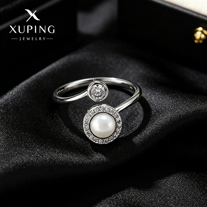 Xuping estilo ligero lujoso anillo abierto de viento frío diseño de nicho de perla puede girar anillo de temperamento elegante mujer
