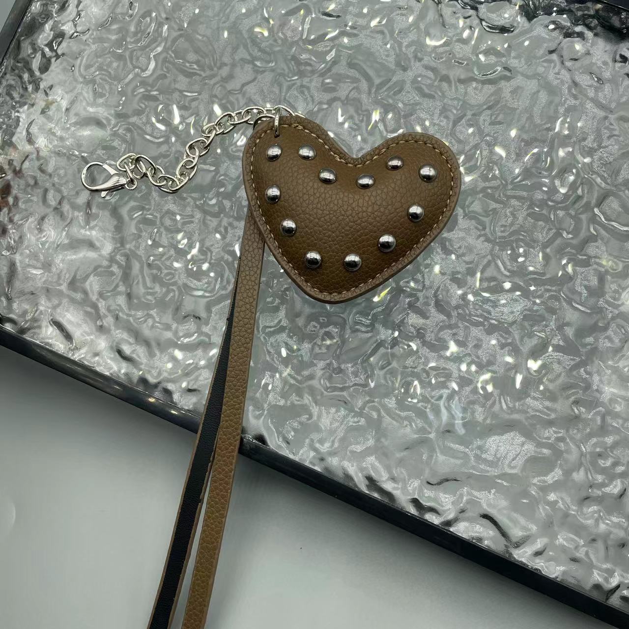 新型の大衆puは綿の愛のリベットの革を満たして愛のチェーンの包みを掛けて車のキーを掛けます。