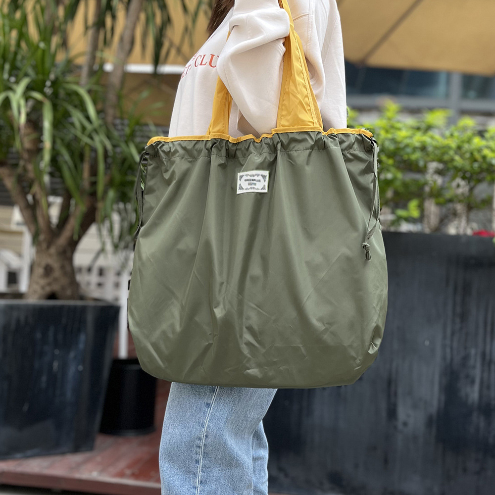 대비되는 밀리터리 그린