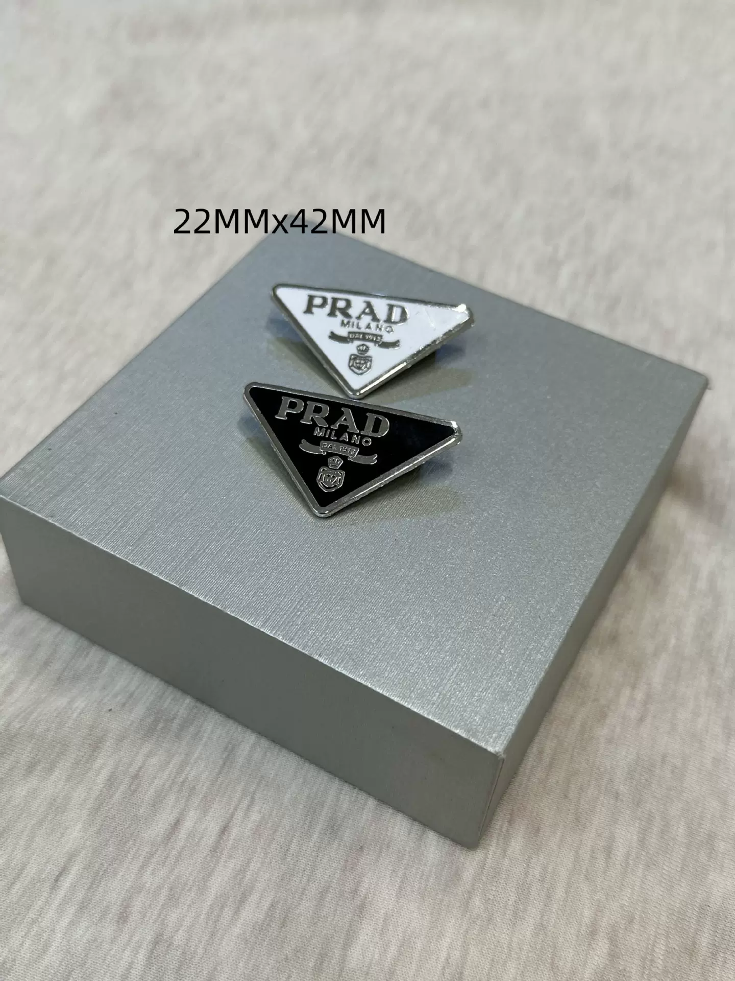 高档P家徽章胸针服装别针道具五金配件金属字母倒三角皮标批发