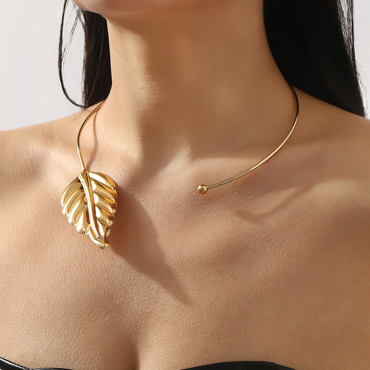 Small design three dimensional sophisticated choker