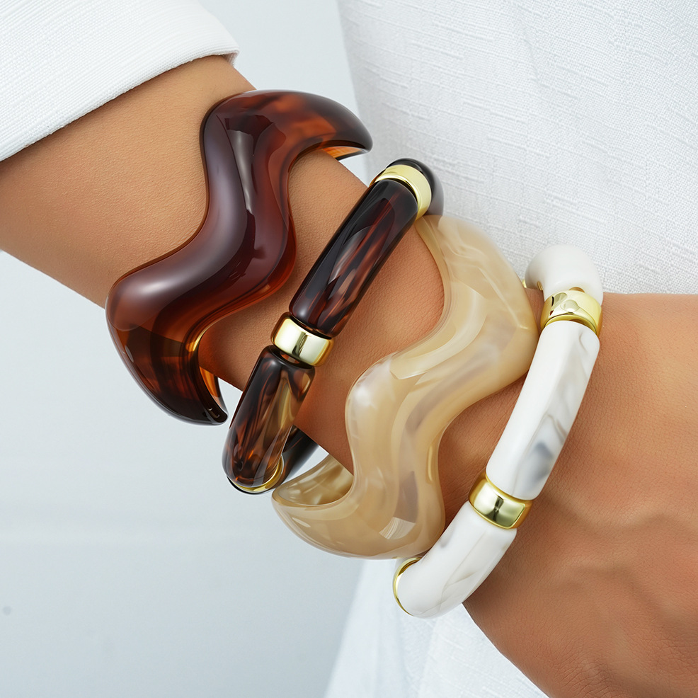 Europa y los Estados Unidos transfronterizos ondas acrílicas marrón caliente conjunto de 4 piezas personalidad simple exagerada pulsera de alta sensación
