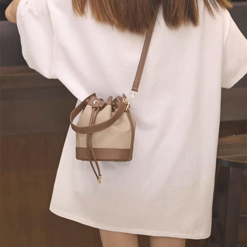 Este año popular bolso de mochila de fuego 2025 nuevo estilo de primavera y verano de alto nivel nicho bolso de hombro de gran capacidad bolso de cubo