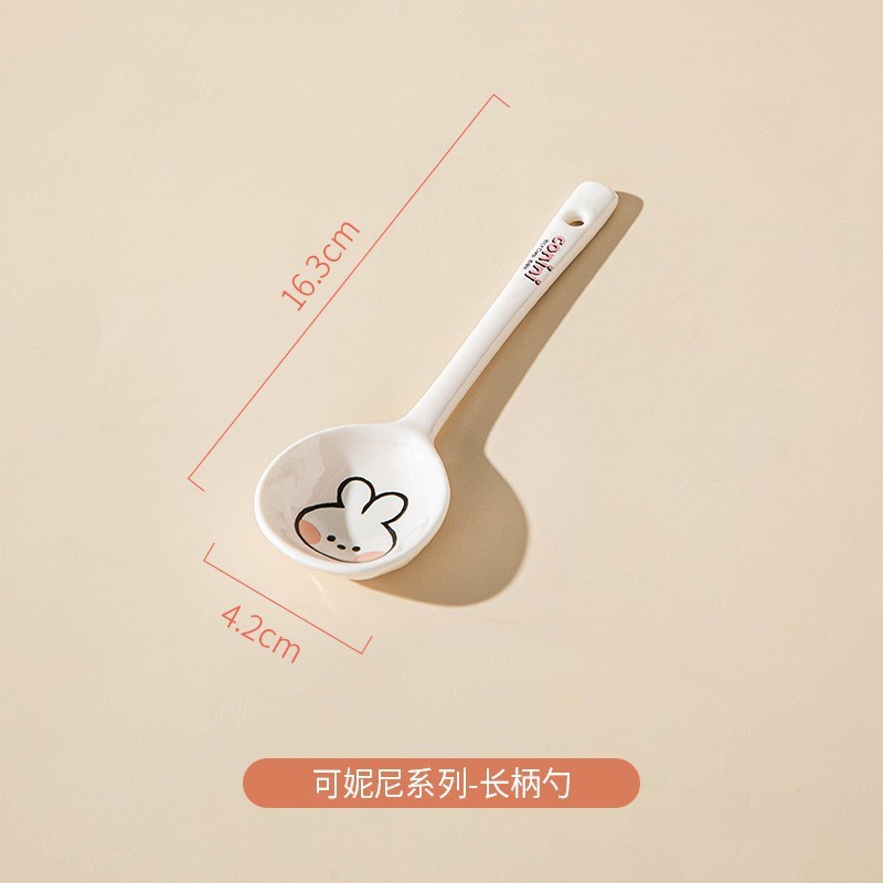 ブラウン熊はハンドル付きの陶磁器焙煎チーズグラタンを持っています。|undefined