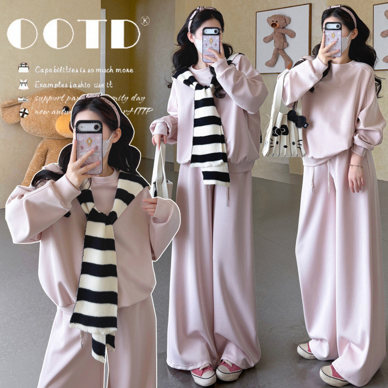 Autumn and winter maternity casual set: loose-fitting, fashionable, and relaxed-style sweatshirt with adjustable straps, plus a sweater and shawl – a three-piece set Autumn and winter maternity casual set: loose-fitting, fashionable, and relaxed-style sweatshirt with adjustable straps, plus a sweater and shawl – a three-piece set