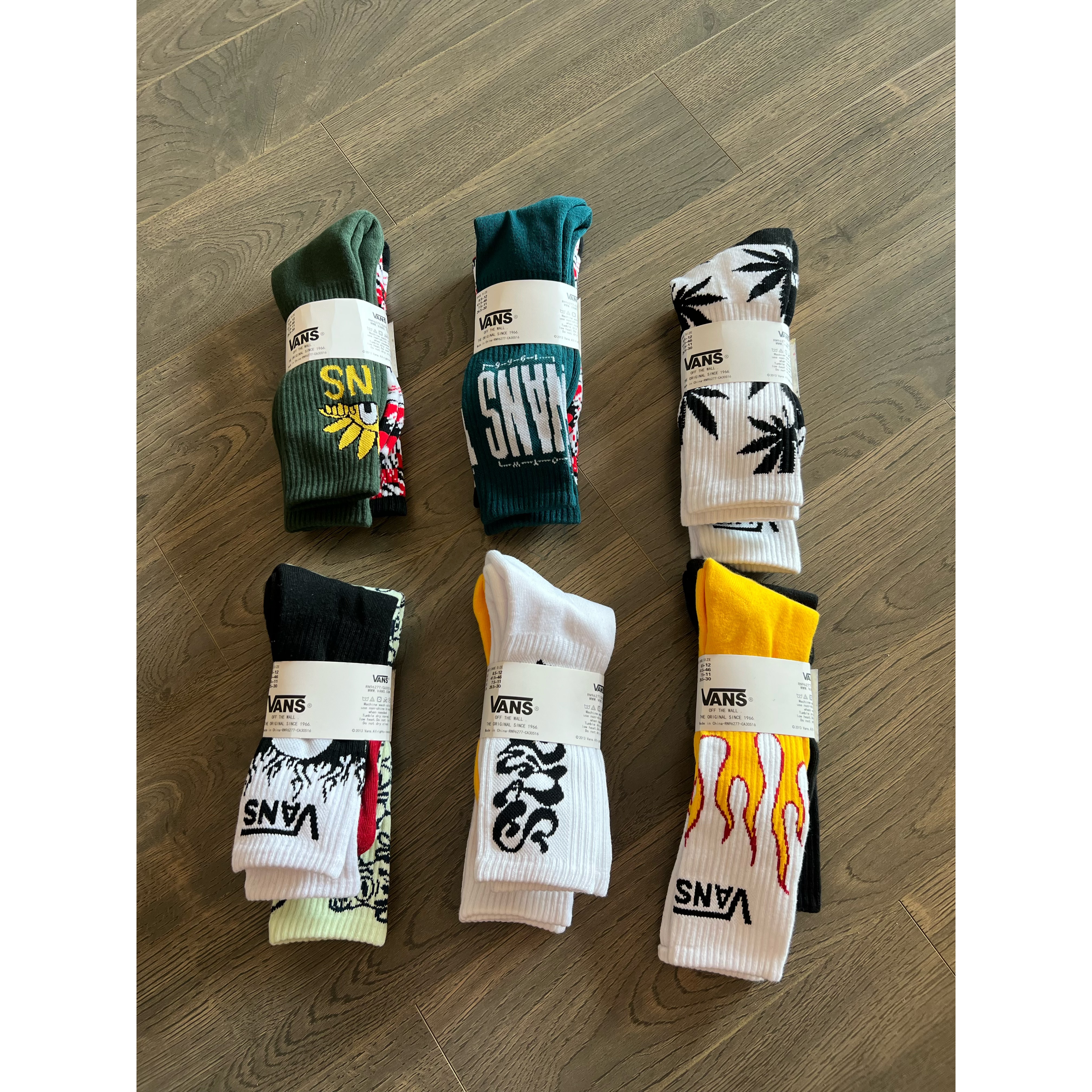 Great Stuff! Streetwear Essentials Loved by Everyone, One-Size-Fits-All 1 Card 2 Pairs of Long Tube Towel-Soled Sports Socks and Casual Socks