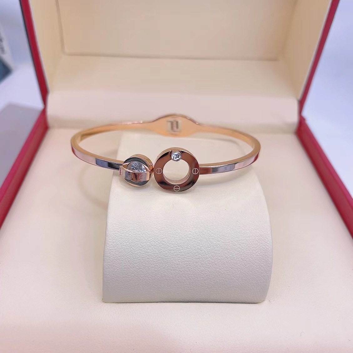 En stock fábrica directa Transfronteriza Popular electrochapado 18K pulsera de acero de titanio femenina personalidad no se desvanece moda nicho moda