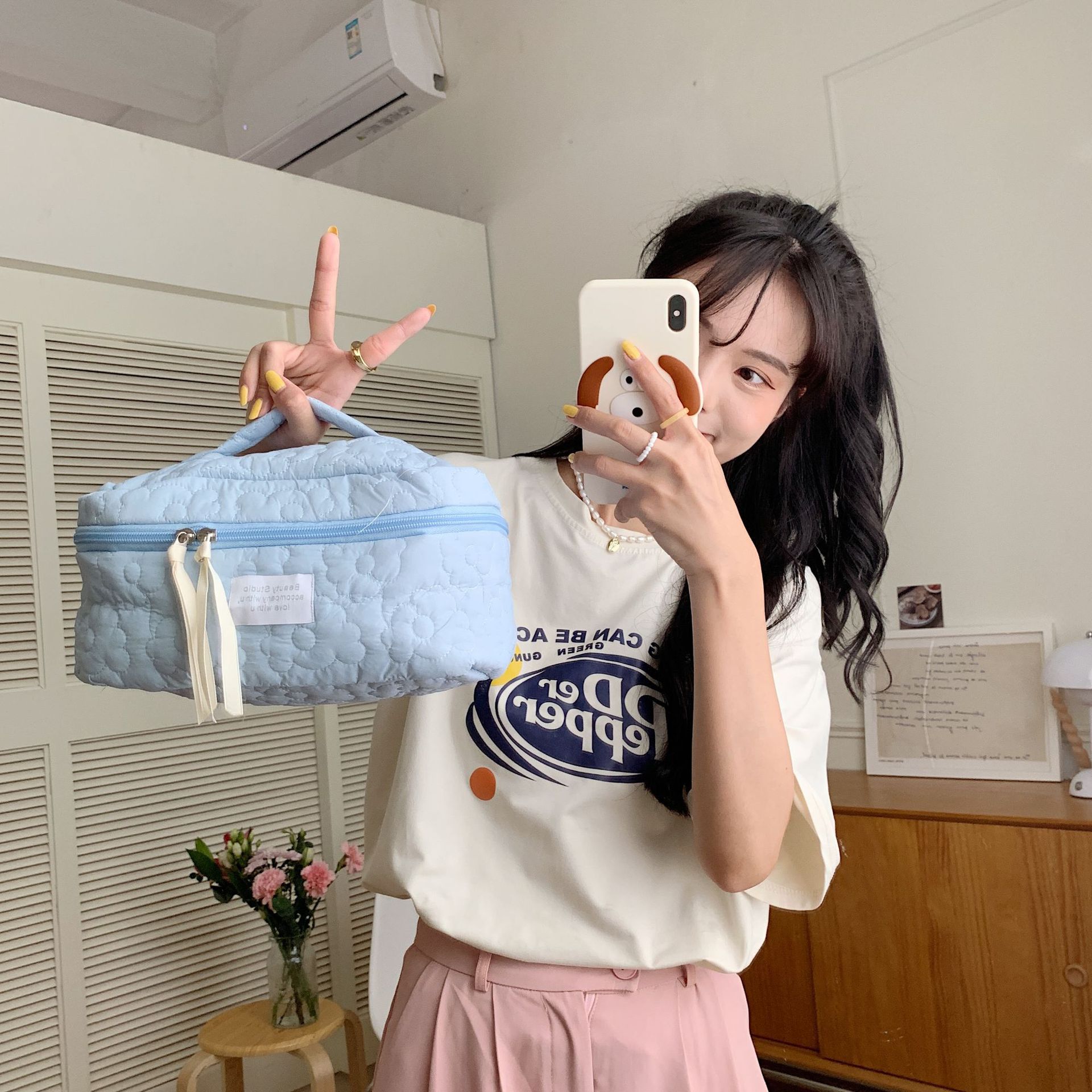 The 2631 Japanese-style fresh color-blocking flower hand-held makeup bag has a large capacity and can be carried hand in hand with a storage bag and a student pen case undefined