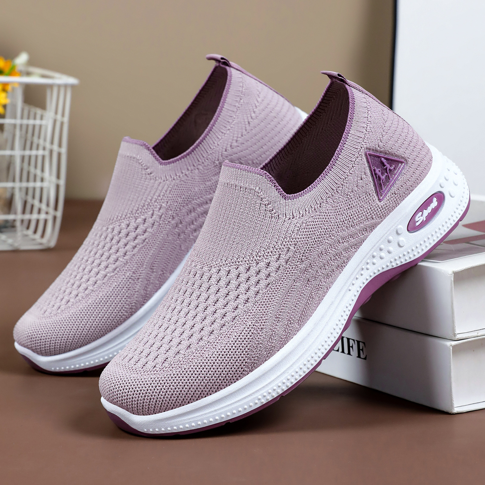 Zapatos de verano para mujer nuevo estilo transfronterizo de suela blanda sin pies cansados, zapatos casuales poco profundos y transpirables, zapatos de madre de un pie