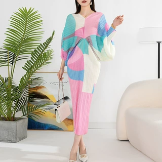 2023女装新款印花蝙蝠袖大码连衣裙高端气质褶皱V领显瘦包臀长裙