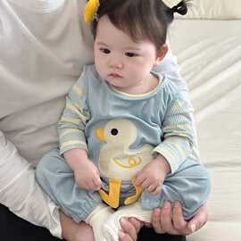 婴儿衣服秋季套装女可爱条纹打底衫小鸭子超萌背带裤连体衣两件套
