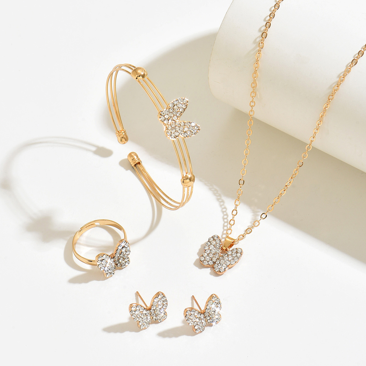 2024 juegos de joyería de venta cruzada mariposa pendientes brazaletes anillos pulseras collares de cuatro piezas juegos de relojes accesorios