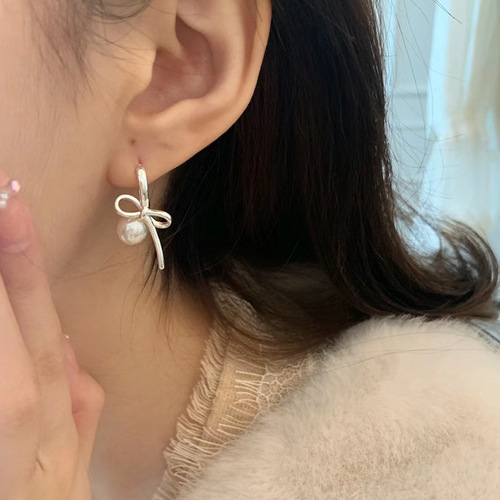 Exquisite butterfly knot imitation pearl earrings for women, light luxury elegant temperament design sense ear clips, niche fashionable versatile earrings