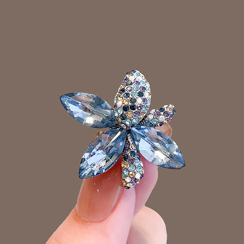 Light Luxury Design Sense Maple Leaf Brooch High-end Sapphire Crystal Diamond Pin Suit Jacket Fashion Accessories