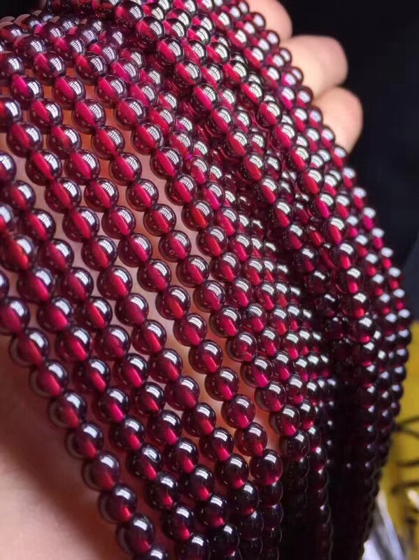 Natural Wine Red Garnet 4mm Three-Circle Finished Bracelet with Transparent Crystals and Beautiful Colors