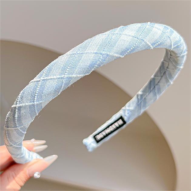 Thin edge blue and white diamond grid