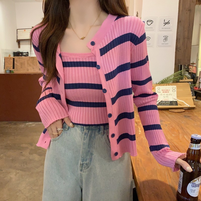 韓国の秋のストライプの2つのセットのニットの丸首の長袖のカーディガンのコートのサスペンダーのベストの女性の百合のカジュアルなファッション|undefined
