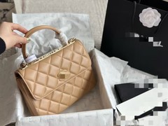 オルガンの斜めショルダーバッグの取っ手が越境しています。