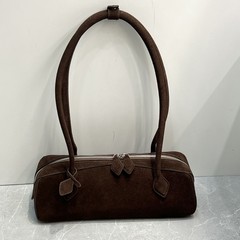 新商品のショルダーバッグは秋の女性を包みます。